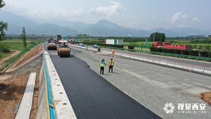 西安外環(huán)高速南段瀝青鋪設(shè)工程進(jìn)入掃尾階段
