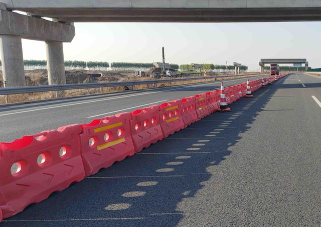 長春經(jīng)濟(jì)圈環(huán)線高速公路二期項目岫巖互通跨京哈高速導(dǎo)改順利完成