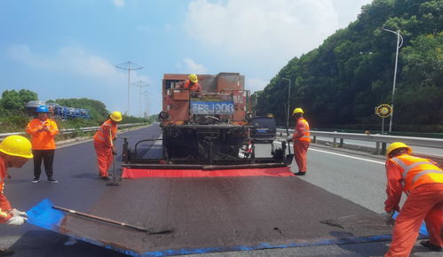 戰(zhàn)高溫,江西九江長江公路大橋路面養(yǎng)護(hù)熱火朝天