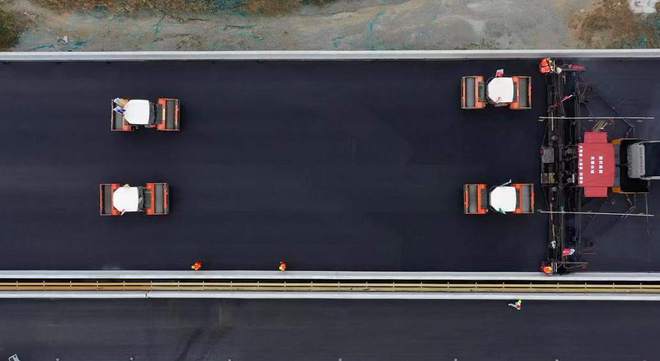 武大高速公路首個(gè)主線路面標(biāo)段貫通