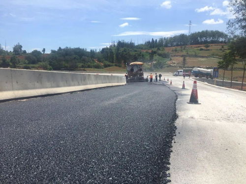 丘北公路分局完成s312線安防工程改線路段路面層鋪設