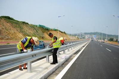 煙臺濱海路蓬萊段公路工程完成全路段瀝青鋪設，助力區域交通升級