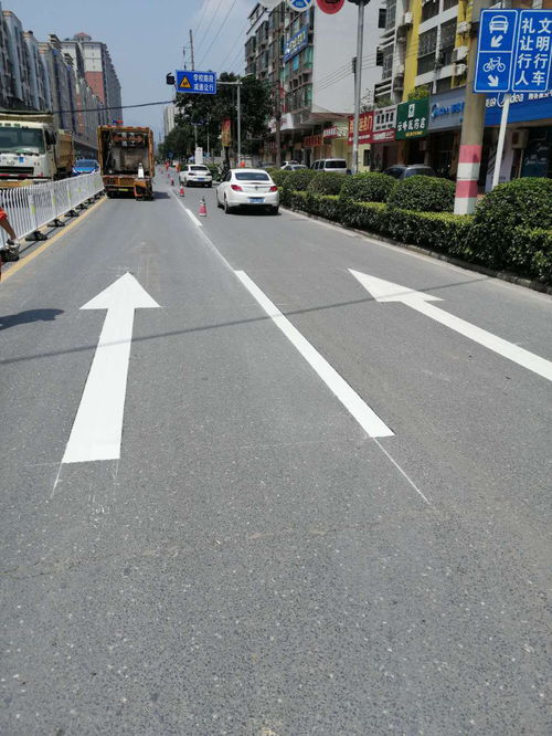 英德道路升級改造 隔離護(hù)欄安裝與路面修補(bǔ)工程顯著提升通行環(huán)境