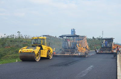 平文高速公路瀝青路面試驗(yàn)段順利通過(guò)驗(yàn)收，中鐵二十三局三公司穩(wěn)步推進(jìn)路橋附屬工程
