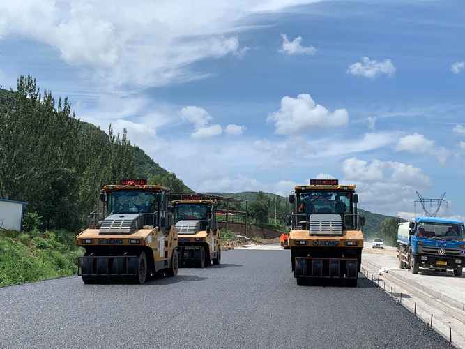 路面攤鋪壓實(shí)與路橋附屬工程勞務(wù)分包 高速公路質(zhì)量的雙重保障